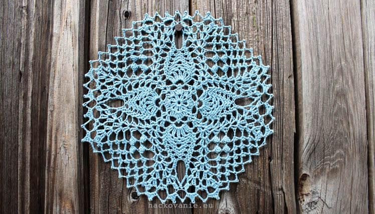 maly hackovany obrusok 1 z knihy 99 little doilies by patricia kristoffersen